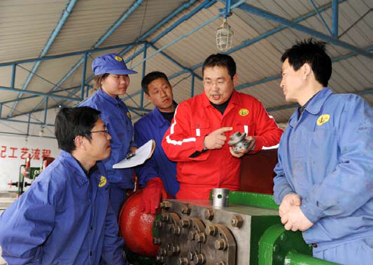 ●卢建强不仅在技术学习上严格要求自己，还乐于把经验与大家分享。 摄影/靳红昌